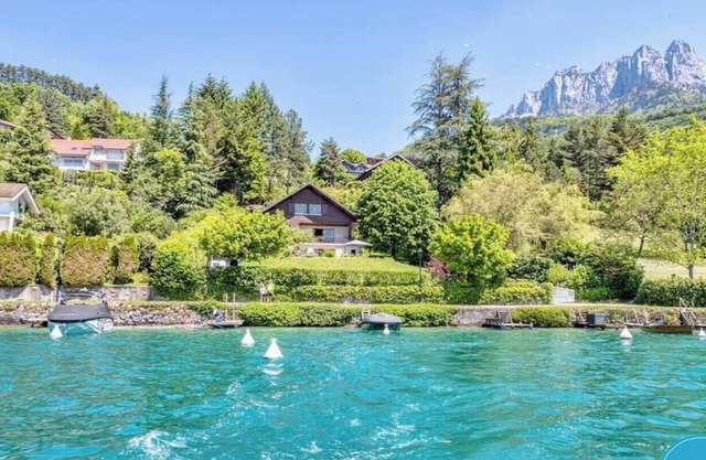Le Fartot: Rustic House with Private Dock.