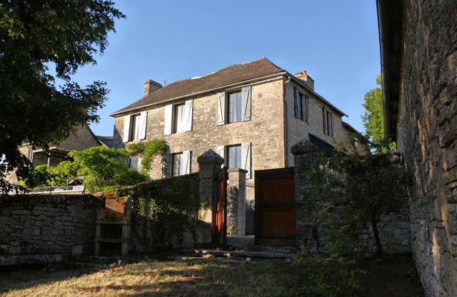 Le gîte de la glycine, renovated house, terrace with magnificent view, enclosed garden