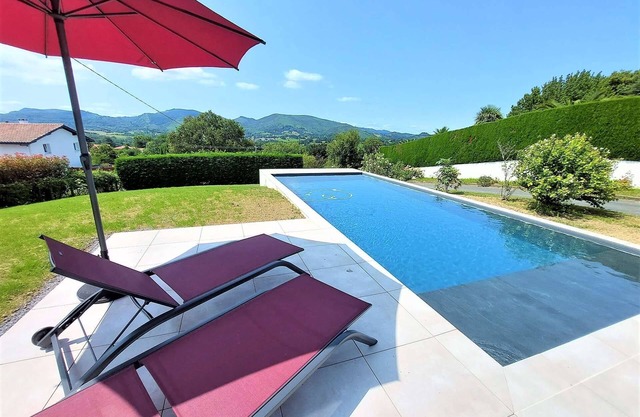 LE GARCIA quiet villa with mountain views