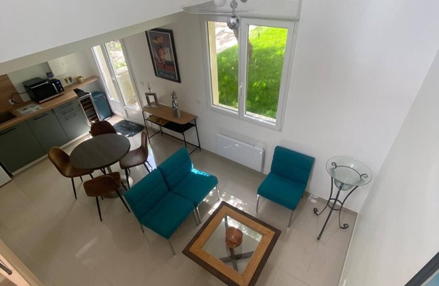 Le Laurier Blanc is 10 minutes from Parc Caillebotte, with its terrace for aperitifs.