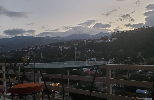 "Le Luxe" Penthouse 1 BR Condo w/AC, complimentary Netflix, WiFi & 24/7 sec