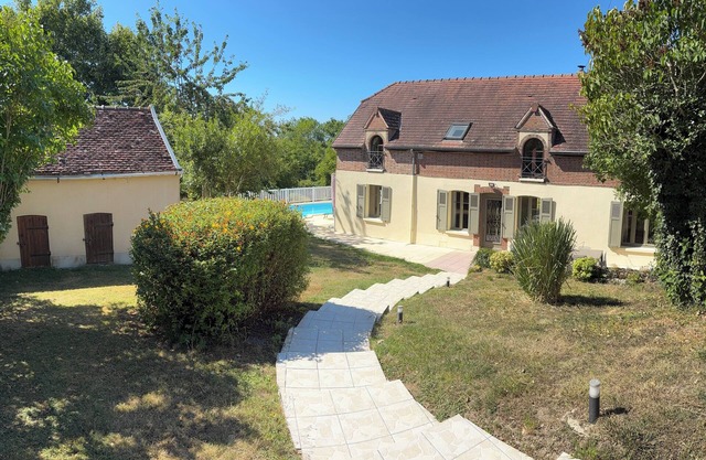 Le Mondementais. Gîte with swimming pool in Champagne.