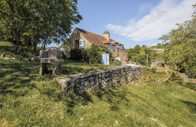 Le Mouton qui Rit, renovated historical farmhouse with pool and stunning view