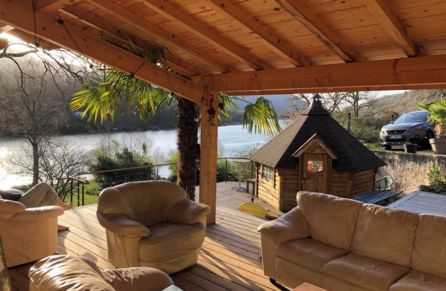 Le Ponton: a bohemian-style waterfront getaway just 1 hour from Lyon.