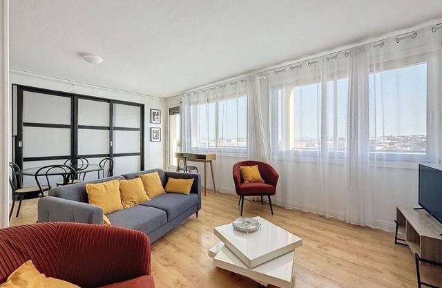 Le quai 52 - Spacious & Bright & Railway Station