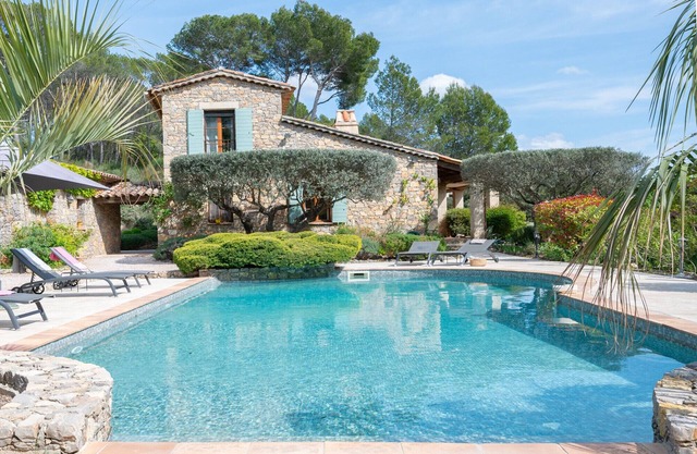 Le Refuge Provençal, child and dog friendly with stunning views, heatable pool
