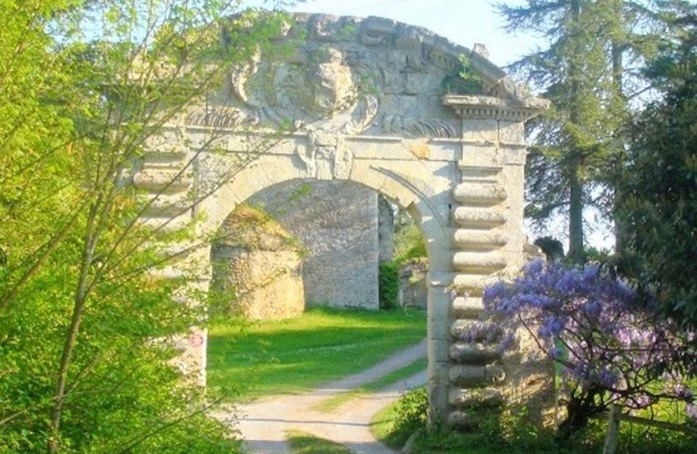 Le Relais de Chasse in a 12th-century Abbey, heated swimming pool.