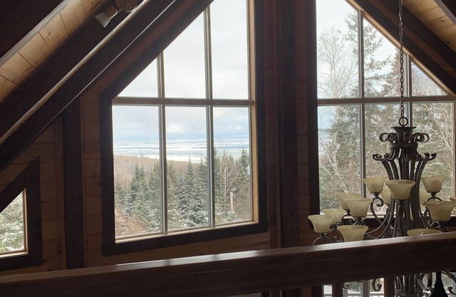 Le Rustique: Family relaxation on the mountain overlooking the river (Charlevoix)