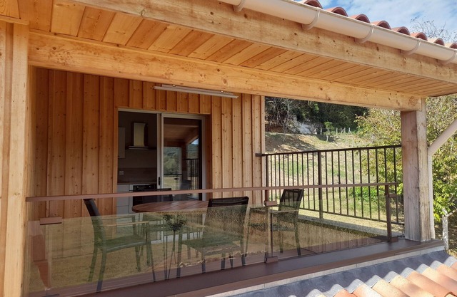 Le Séchoir des acacias, 85m2 "Les Chênes Verts" gîte with heated pool.