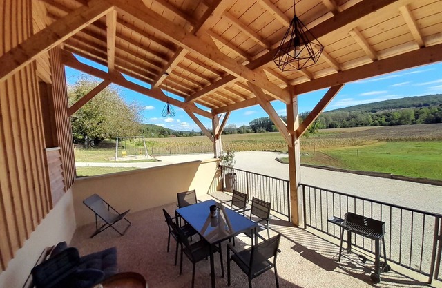 Le Séchoir des acacias, 110m2 "L'Orée du Bois" gîte with heated pool.