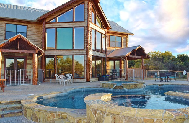 Leanin K: Rustic Charm Meets Lakeside Serenity!