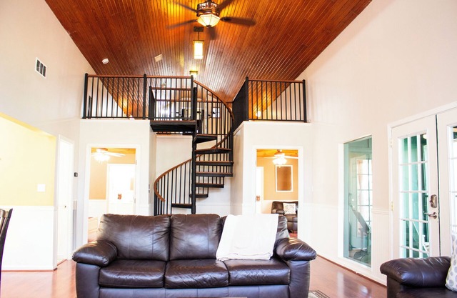 Leaning Pines Lodge, Sleeps 10, Double Cabins in the woods, 30 min to Round Top