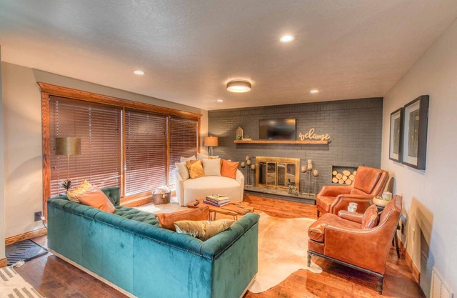Leather&Spruce - Luxury Lake area fun funky home with amenities. Great for 2-18!