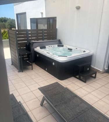 Ledakis House with Jacuzzi
