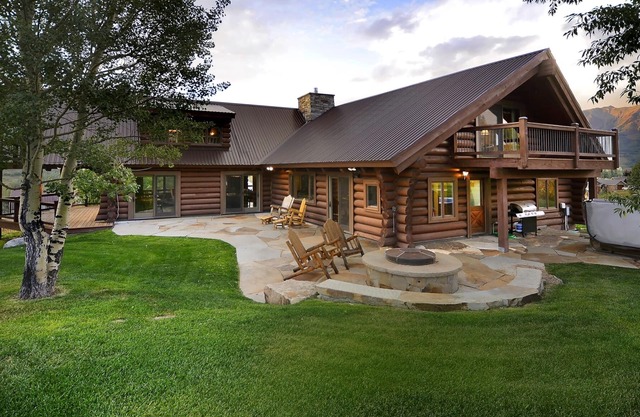 Lee`s Summit/Fabulous Log Home/Walking Distance to the Slopes/Hot Tub/Firepit