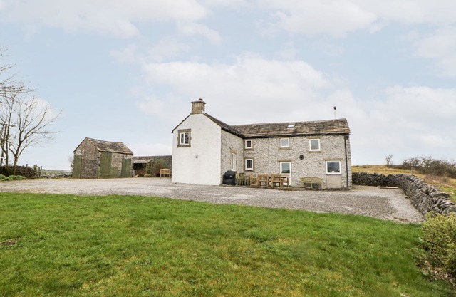 LEES FARM, pet friendly, character holiday cottage in Priestcliffe
