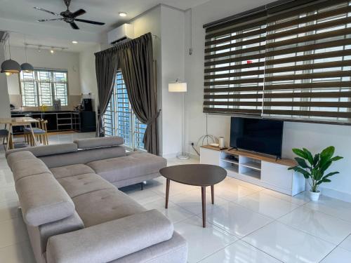 Legoland Bukit Indah 10 mins 3 rooms large space Family room