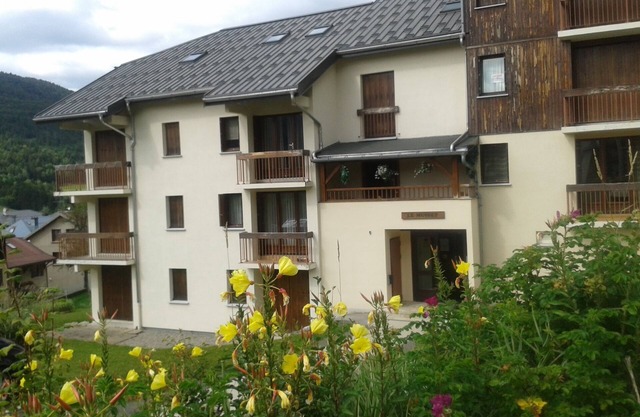Lelex Monts-Jura to rent studio facing south and resort center
