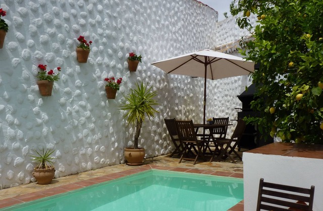 Lemon Tree Apartment with private plunge pool and private garden. Free WIFI.