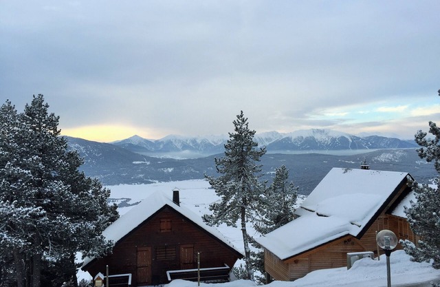 LES ANGLES: Grand Chalet Comfortable 8/10 people (linen and WIFI included)