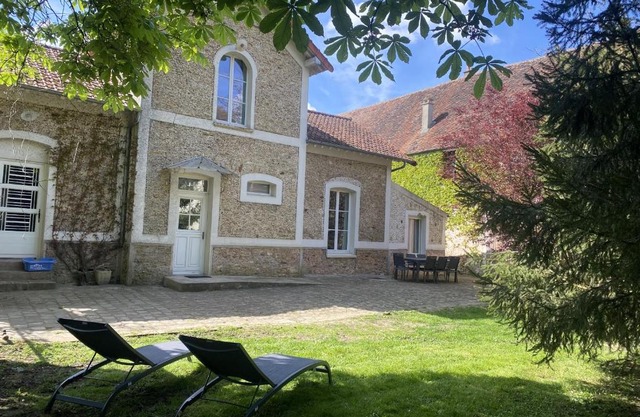 LES DOUVES, charmante dépendance du château