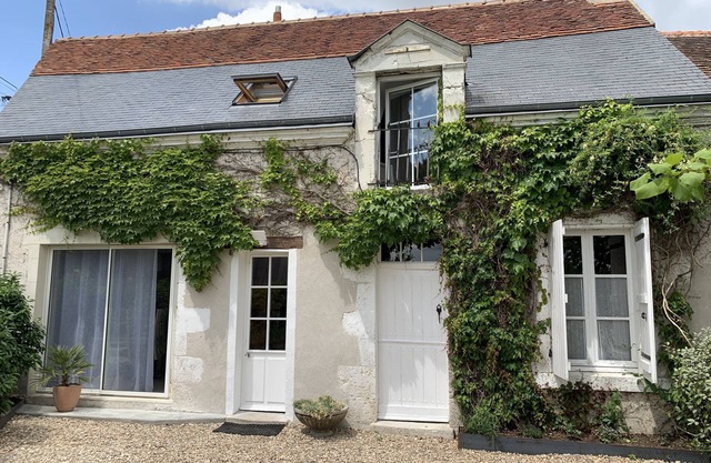 Les Glycines, charming 3-star gîte in the Loire Valley with heated swimming pool.