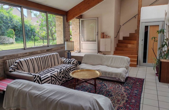 Les Jardins Perchés - large house with garden in the heart of a medieval village