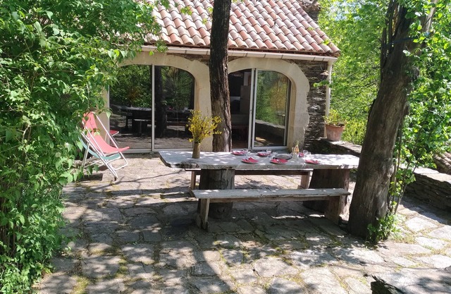 Les Mazades, gîte large terrace Labellisé Esprit parc national des Cévennes.