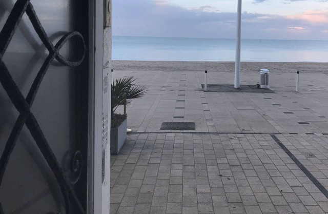 "Les pieds dans l'eau Malo plage bord et digue de mer Dunkerque