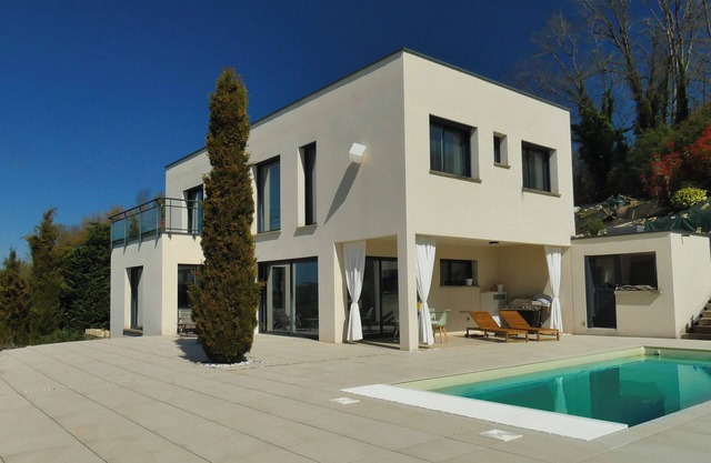 LES REFLETS DU LAC architect-designed house swimming pool/lake view