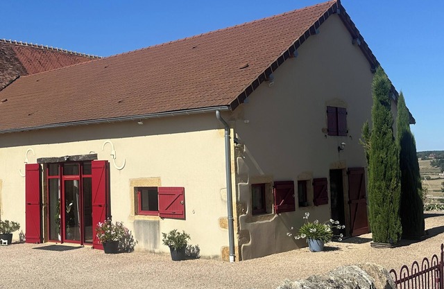 Les volets rouges, house in southern Burgundy overlooking the Arconce valley