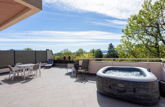 Lesa Jacuzzi & Lakeview, app. with terrace, hot tub and barbecue.