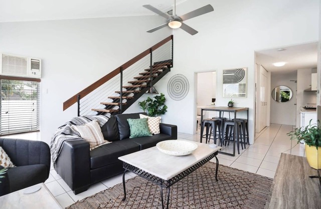 Leumeah - Charming City Retreat with Sunset Views & Pool Near Esplanade