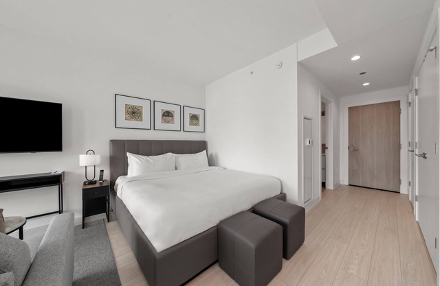 Level Fulton Market - Open Concept studio with full kitchen and luxury bathroom