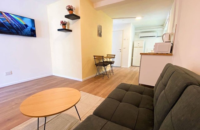 Levinsky Market-View 1BR Getaway With Balcony