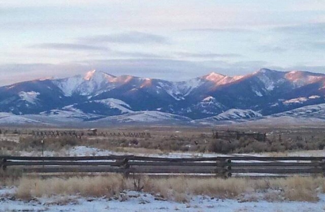 Lewis and Clark Room, Rustic cozy room for 3-4 in historic Grant MT with WiFi