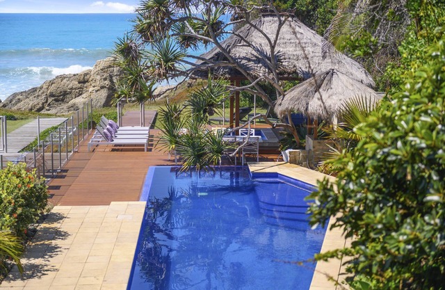 Liapari Beach House, Absolute Beachfront, Pool, Spa, 4B/4B