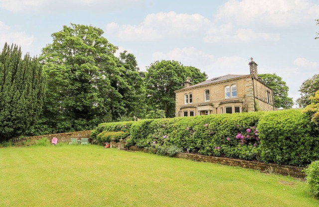 LIBBY'S PLACE, character holiday cottage, with a garden in Haworth
