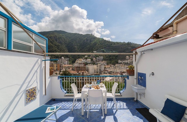 Libeccio - apartment in the center with terrace/patio, parking and sea view