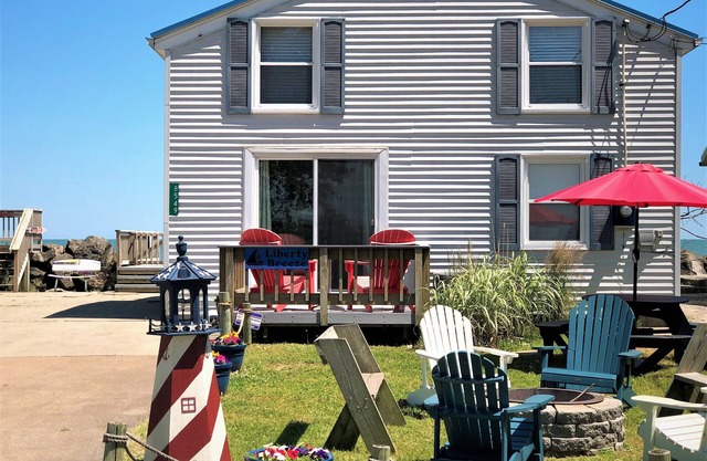 Liberty Breeze-Charming Cottage on Lake Erie Near Port Clinton, Lakefront