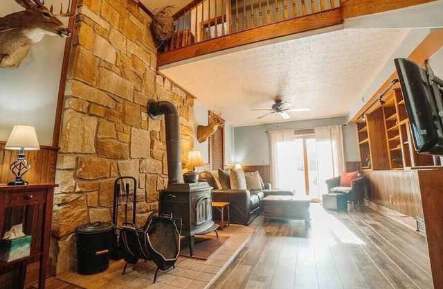Liberty Lodge - 10 Mins to HH, Pool, Hot Tub!