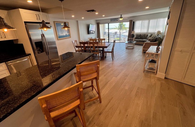 LICENSED MGER - MODERN 2/2 OCEANFRONT SUITE! OCEAN & MARINA VIEWS! 2 KING BEDS!