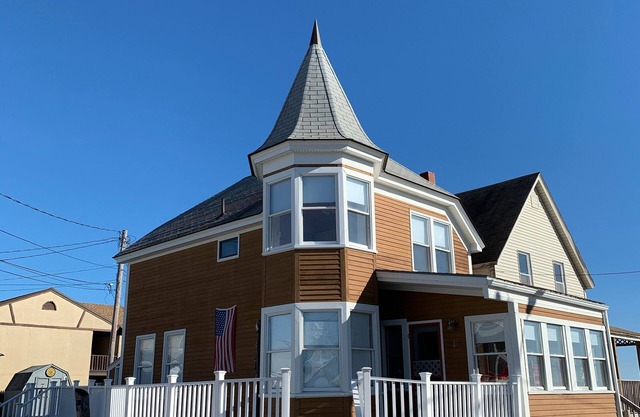 Lifeguard station 10 - Classic Family Beach House - 10 yards from the Beach
