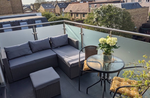 Light and spacious - 3 bedroom flat in Wimbledon - 2 mins walk from tube station