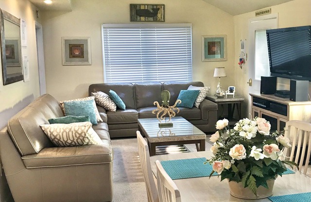Light, Bright & Airy Ranch! 3rd house from the Beach & Jenkinson’s Boardwalk!