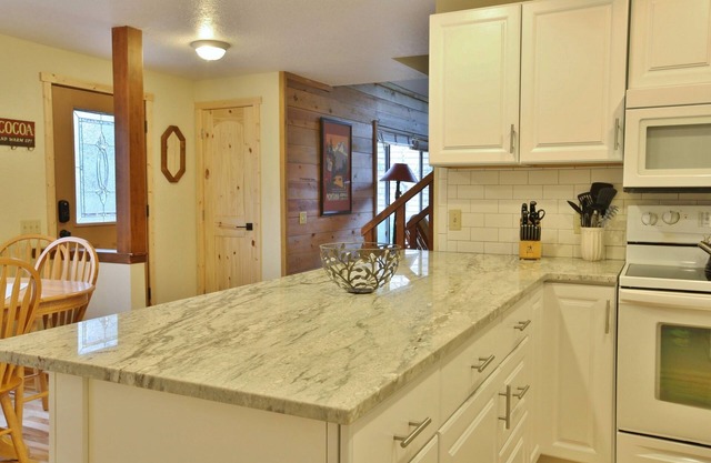 Light & Bright Home - Hot Tub, Quiet Area Closet to Sharc, Updated, SHARC Passes