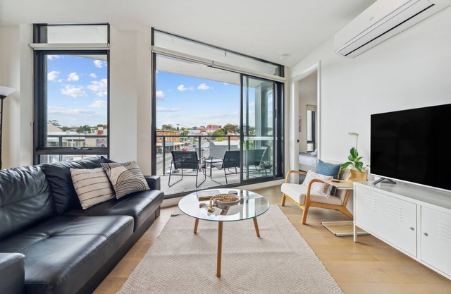 Light-Filled 2BR Apt nw/Balcony + Free Parking - near CBD & Cafes