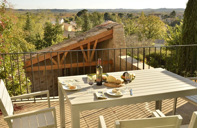 Light filled 4 star rated village house in vigneron village, lovely open views