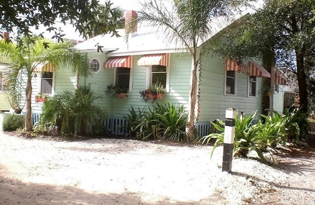 Lighthouse Cottage-1.5 blocks from beach.