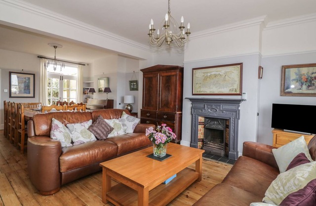 LIGHTHOUSE VIEW, pet friendly, with hot tub in Gorleston-On-Sea